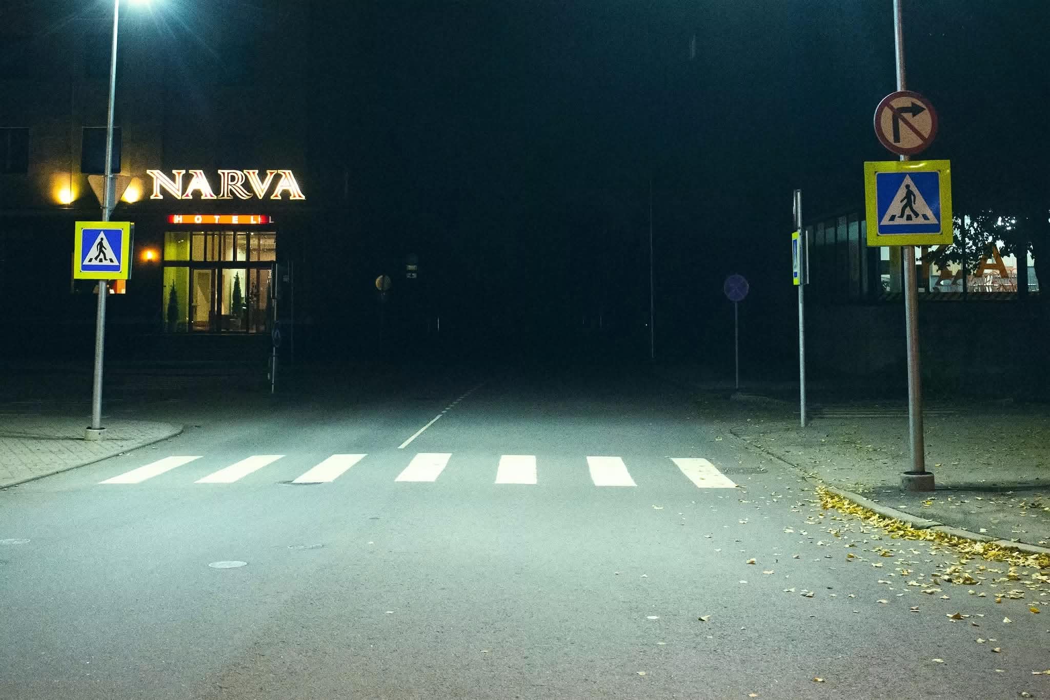 Пустой ночной перекрёсток перед гостиницей Narva