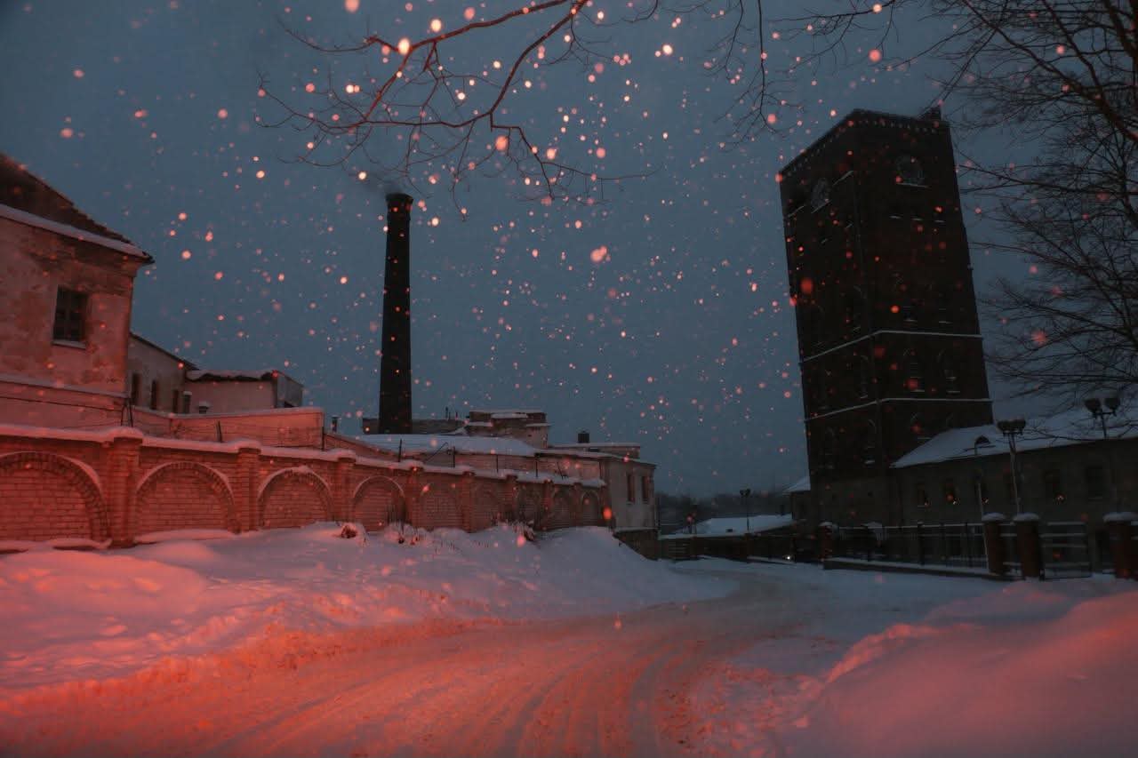 Заснеженная промышленная улица Кренгольма в красном свете